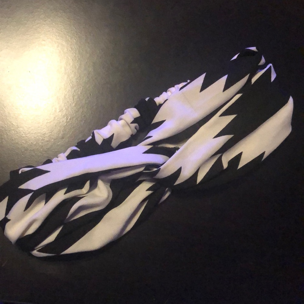 Knotted headband for women